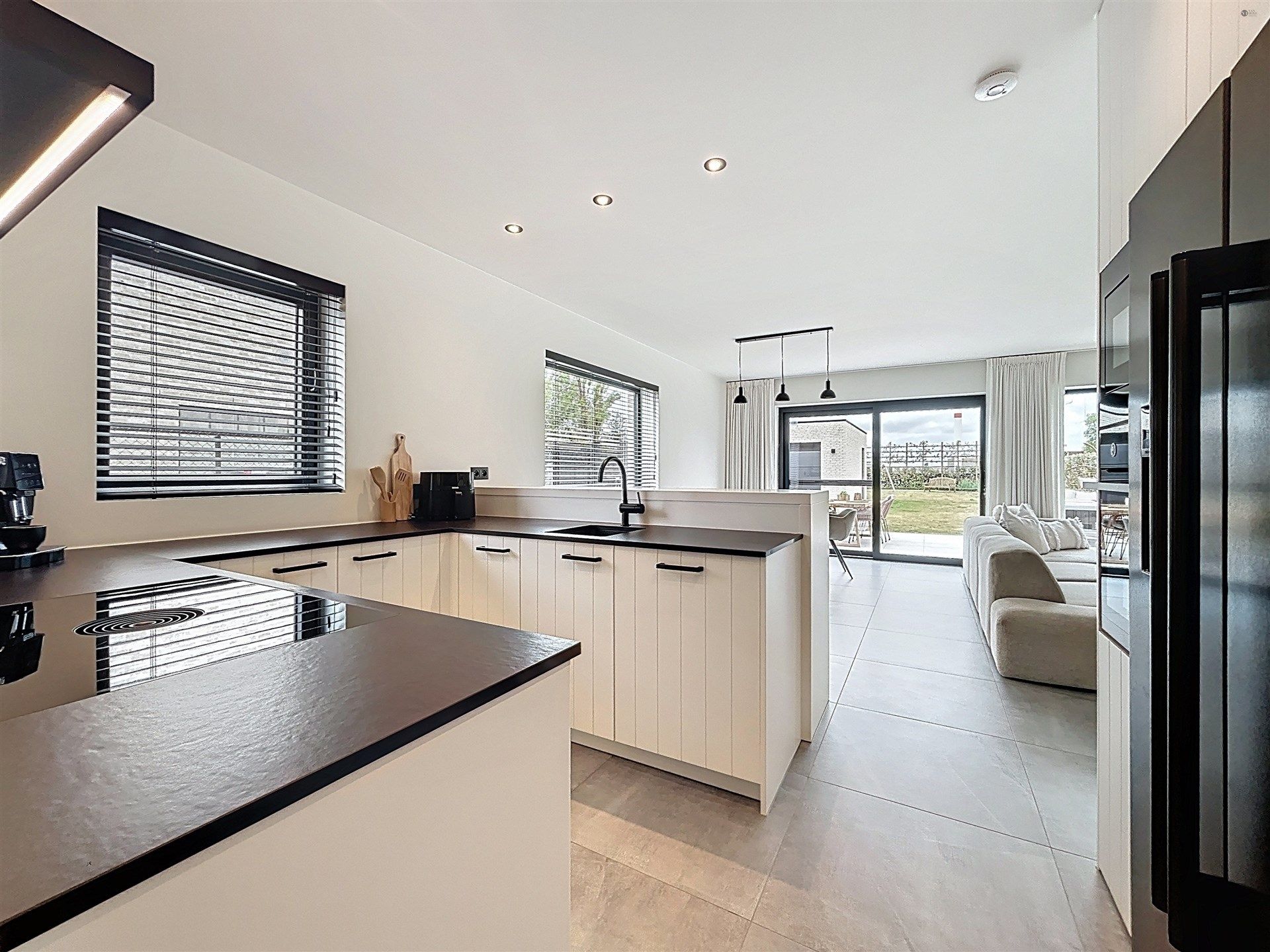Half open bebouwing met 4 slaapkamers en ruime garage op perceel van 518m² foto 6