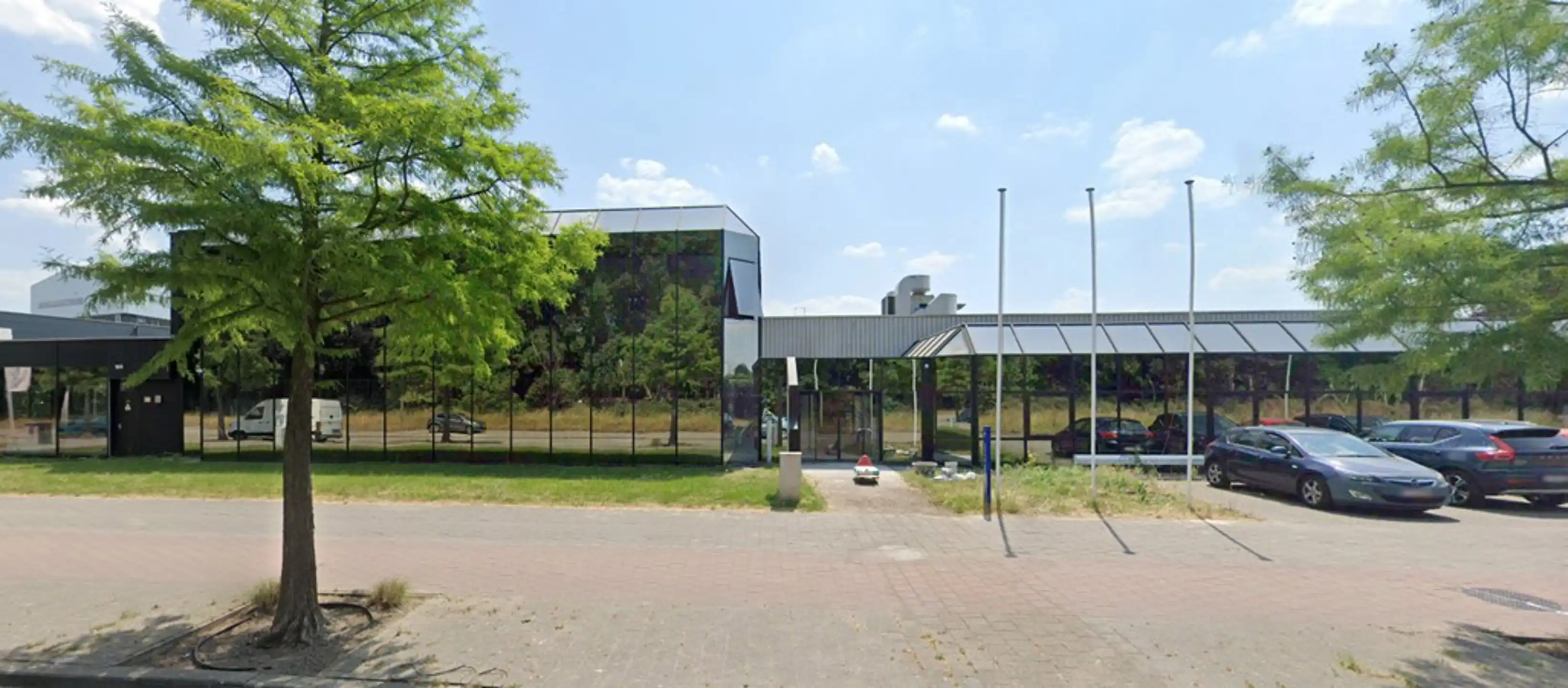 Polyvalent magazijn met gelijkvloerse showroom en kantoren foto {{pictureIndex}}