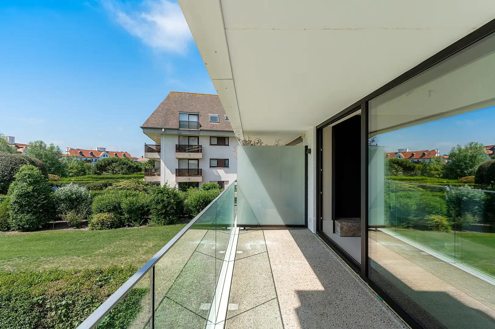 Stijlvol gerenoveerd appartement op toplocatie in het Zoute. foto 9