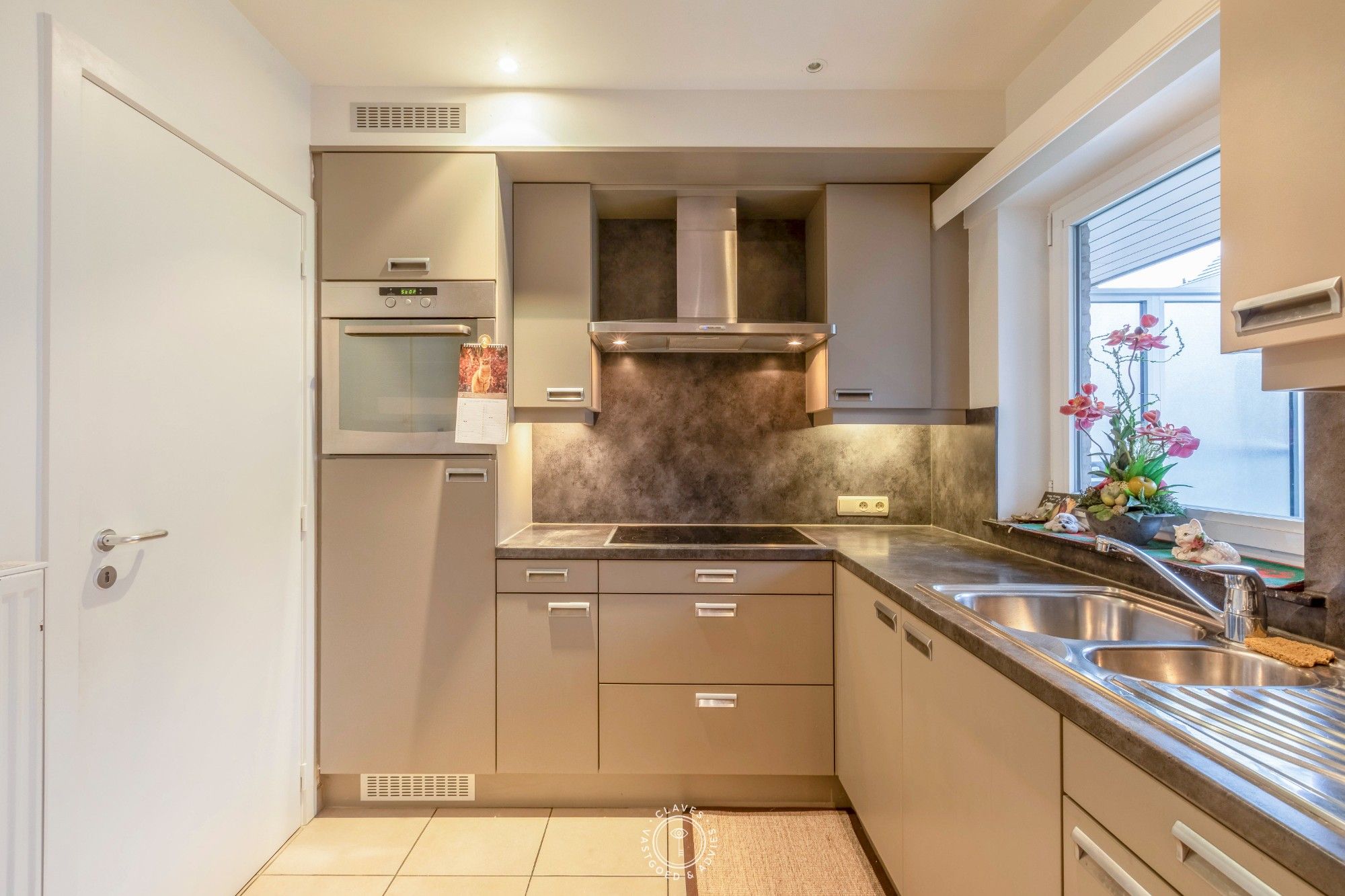 Centraal gelegen appartement met twee terrassen en autostaanplaats foto 7