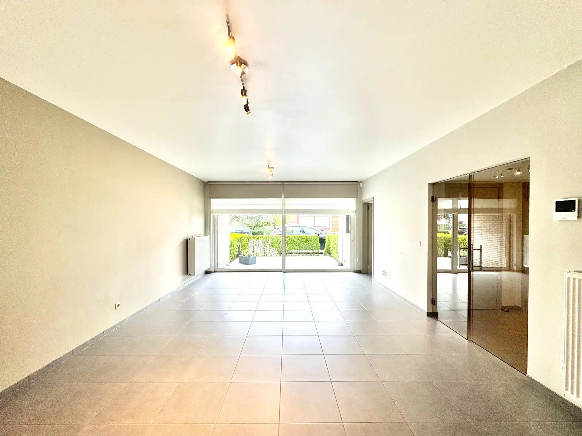 GELIJKVLOERS APPARTEMENT | VOOR- EN ACHTERTUIN | 2 KAMERS | GARAGE | 140 M² foto 28