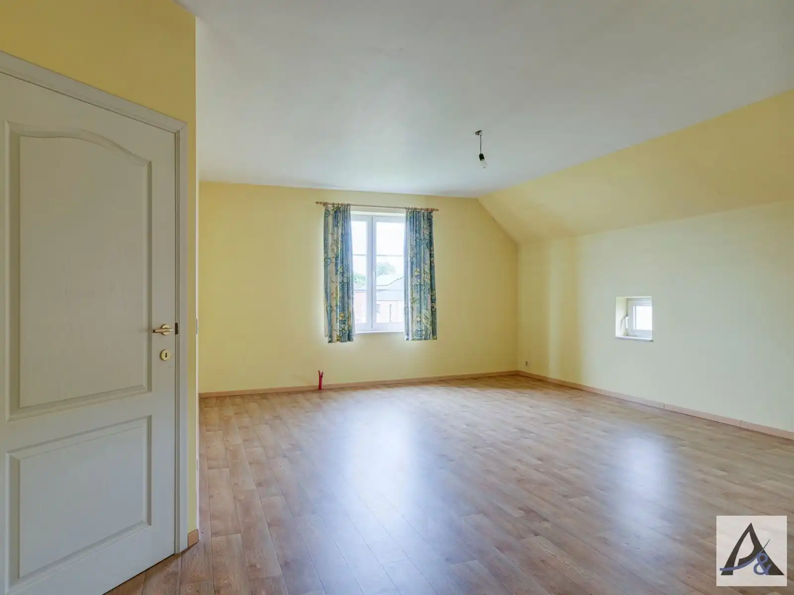 Exclusieve villa met ruime loods in hartje Munsterbilzen foto 48