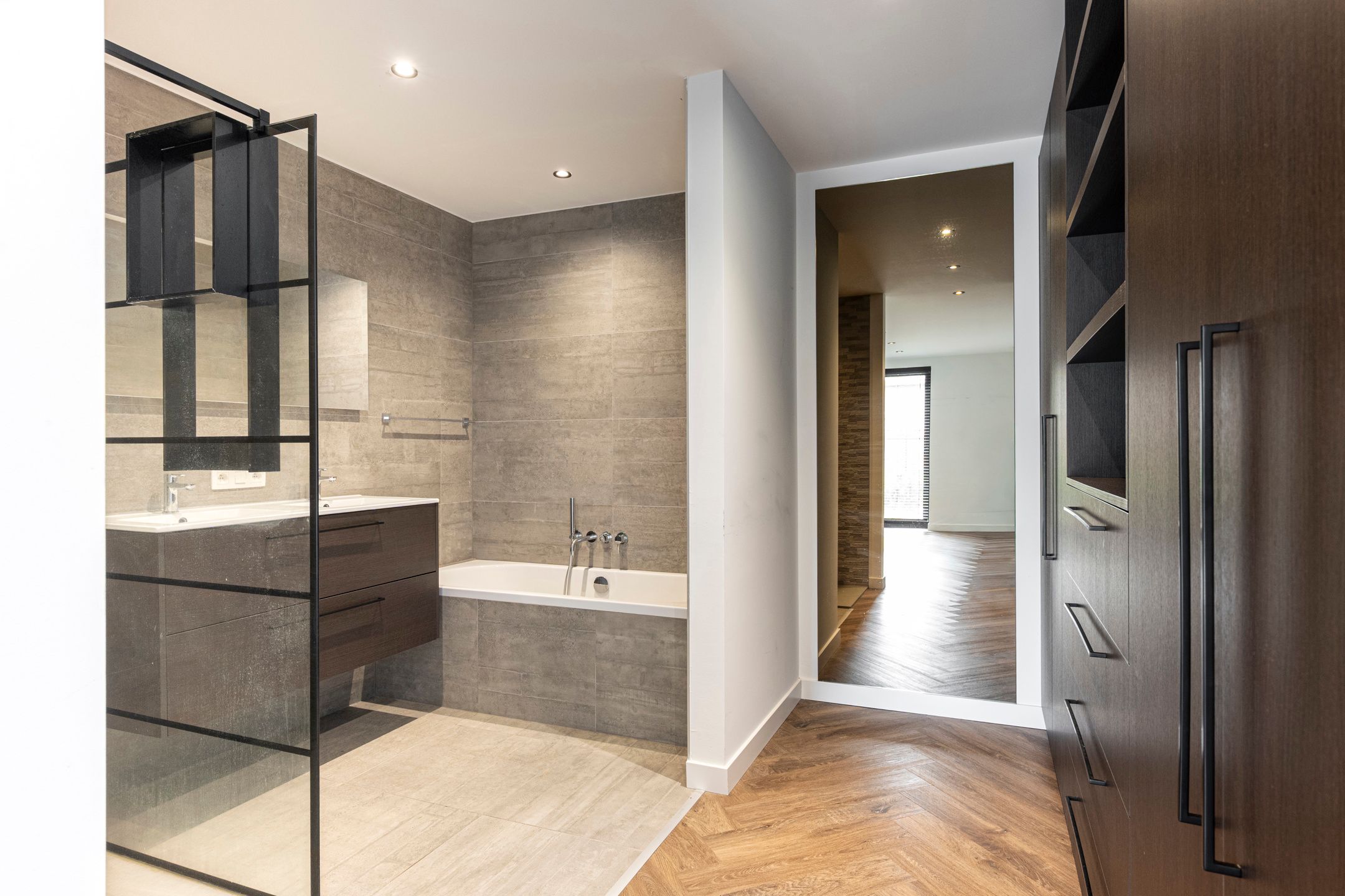 Luxe afgewerkt gelijkvloers appartement met twee slaapkamers foto 6
