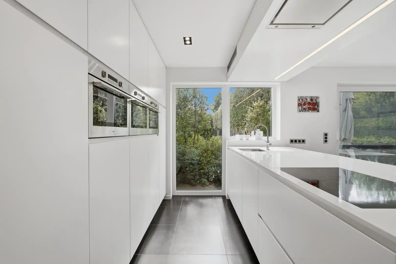 Moderne halfopen bebouwing met zonnige tuin en hoogwaardige afwerking foto 8