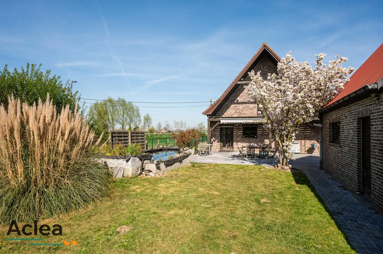 Rustig gelegen villa in landelijke stijl, omgeven door groen en natuur foto 26