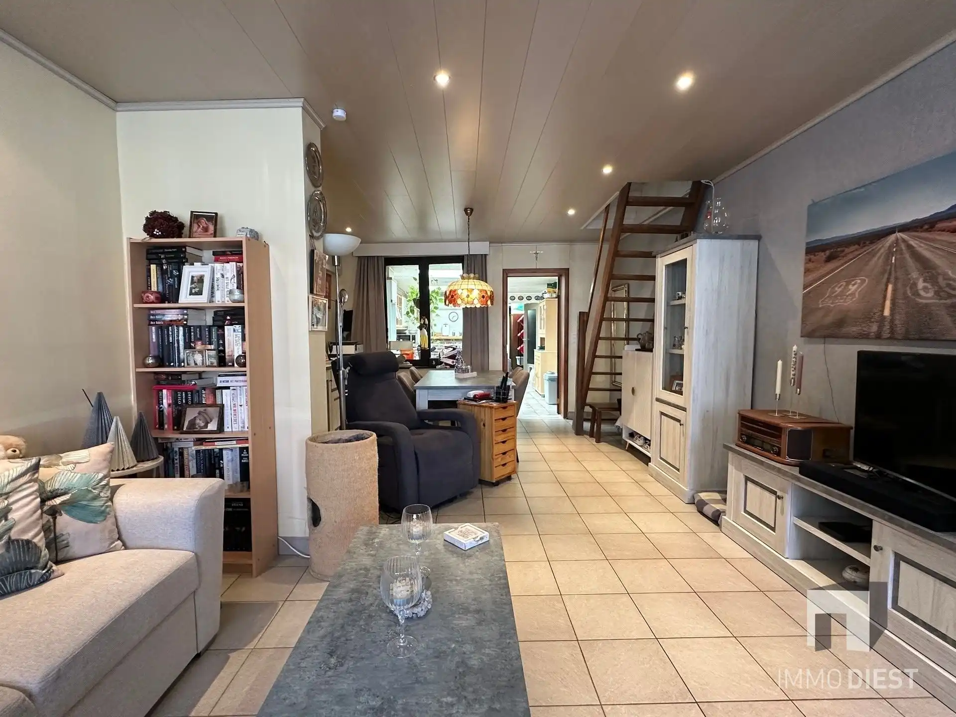 Energiezuinige woning met 3 slaapkamers, extra ingerichte leefruimte, zonnige stadstuin en garage in het centrum van Diest. foto 4