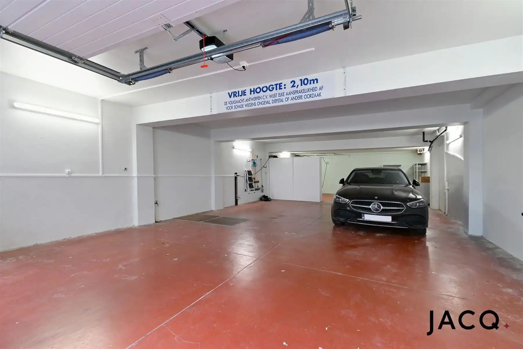 Modern, gerenoveerd kantoor met ruime garage foto 11