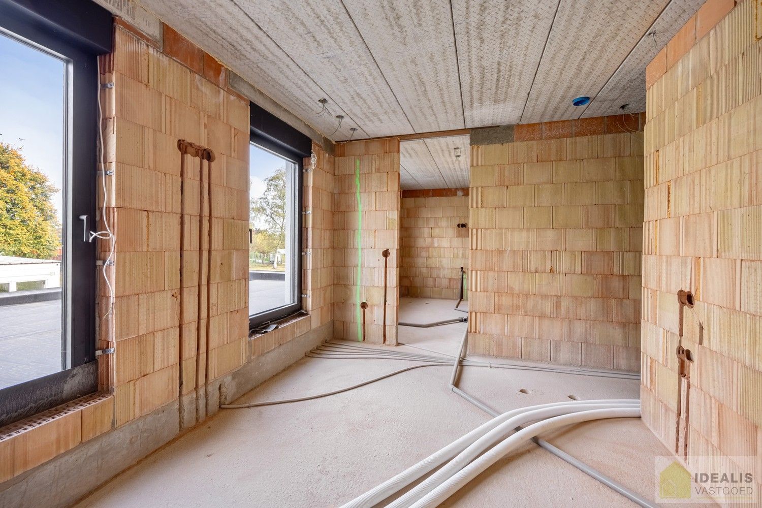 IDEALIS VASTGOED – RUIME (CASCO/VERDER AF TE WERKEN) NIEUWBOUWVILLA MET DE PERFECTE INDELING, EEN HEERLIJKE LEEFRUIMTE, KANTOOR, EXTRA RUIME BERGING, 3 RUIME SLAAPKAMERS, 3 BADKAMERS, CARPORT EN OVERDEKT TERRAS OP EEN RIANT PERCEEL VAN MAAR LIEFST 29A 51CA MET VRIJE ZICHTEN EN DE PERFECTE ORIENTATIE! foto 18