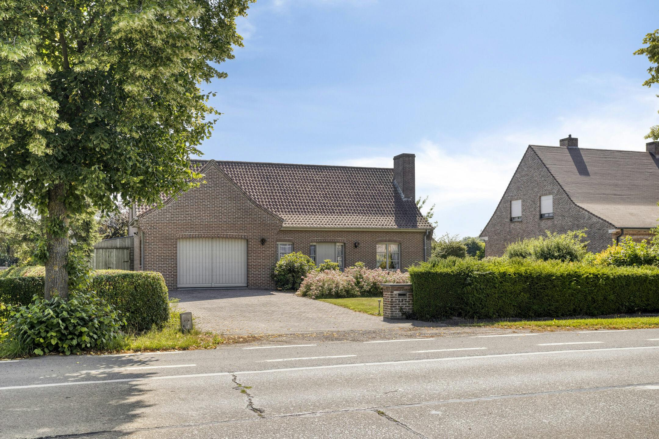 Karaktervolle villa op ruim perceel te koop in Roeselare foto 3