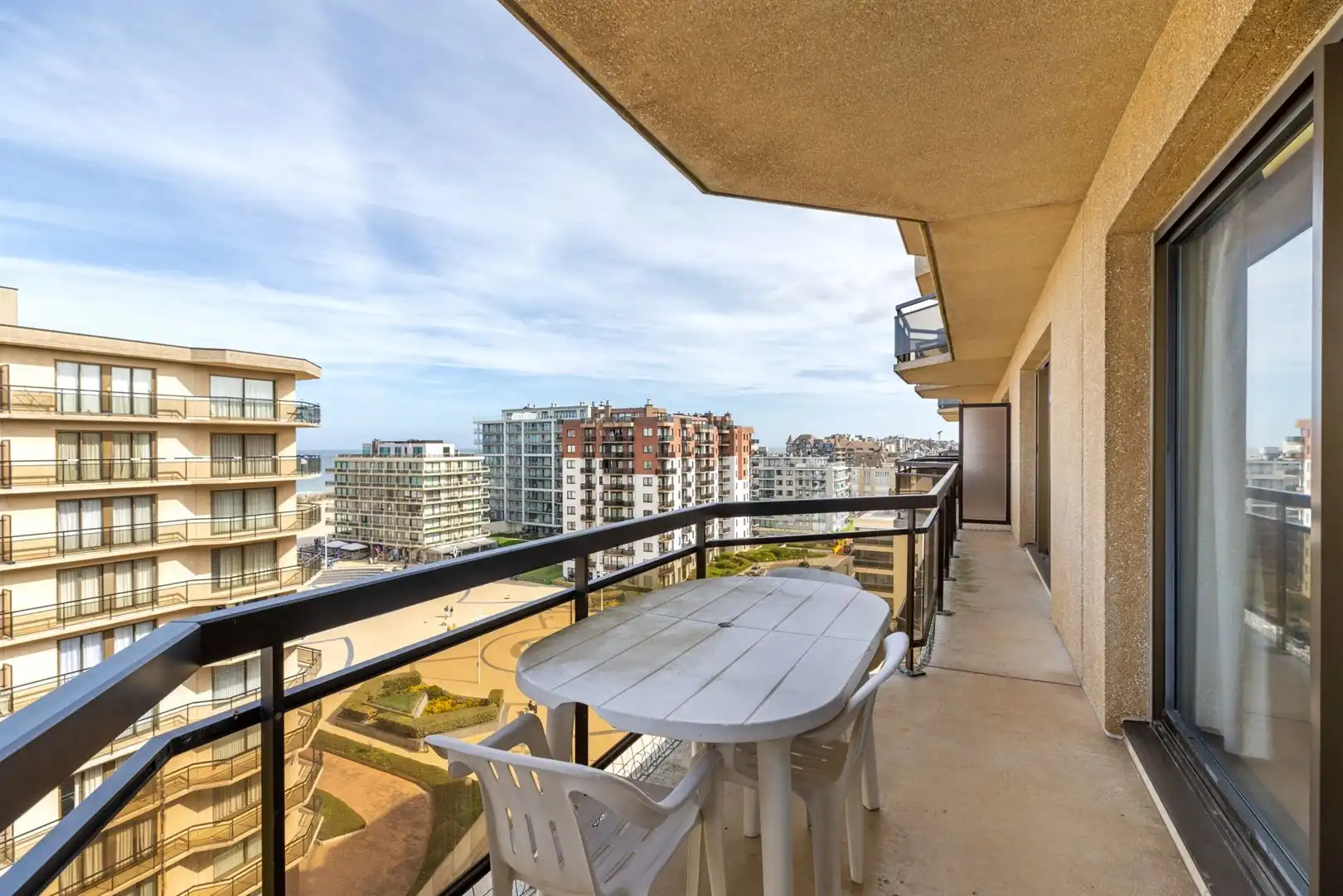 Heel ruim appartement 2 slaapkamers en slaaphoek met zicht op zee foto 3