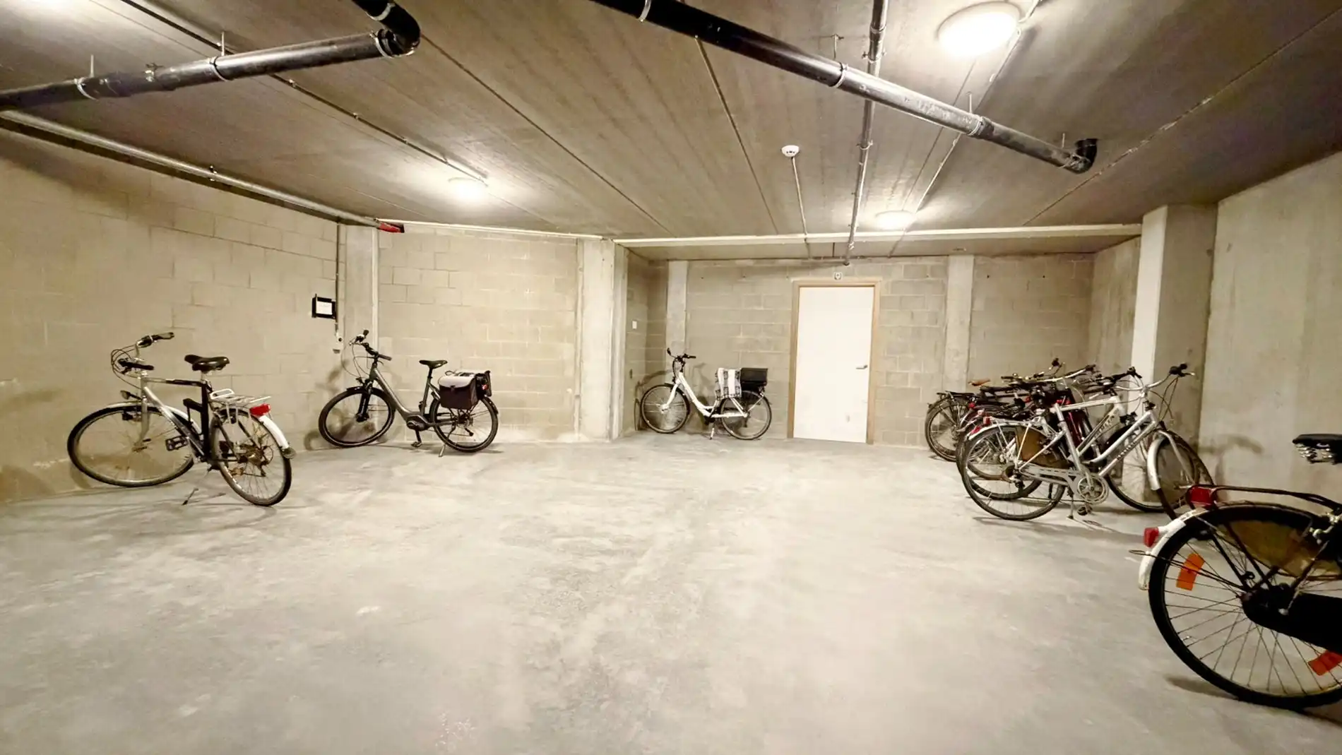 Lichtrijk en instapklaar appartement met ruim terras en open zicht incl. parkeerplaats in kelder. foto 15
