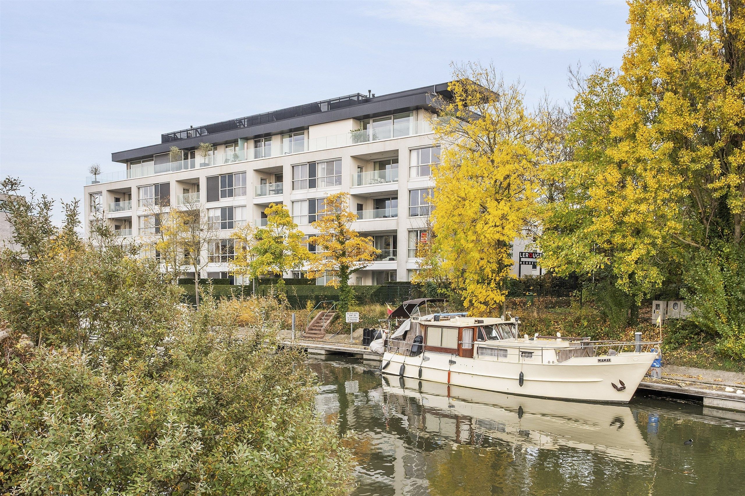 Machtig, prachtig luxe appartement met frontaal Leiezicht! foto 3