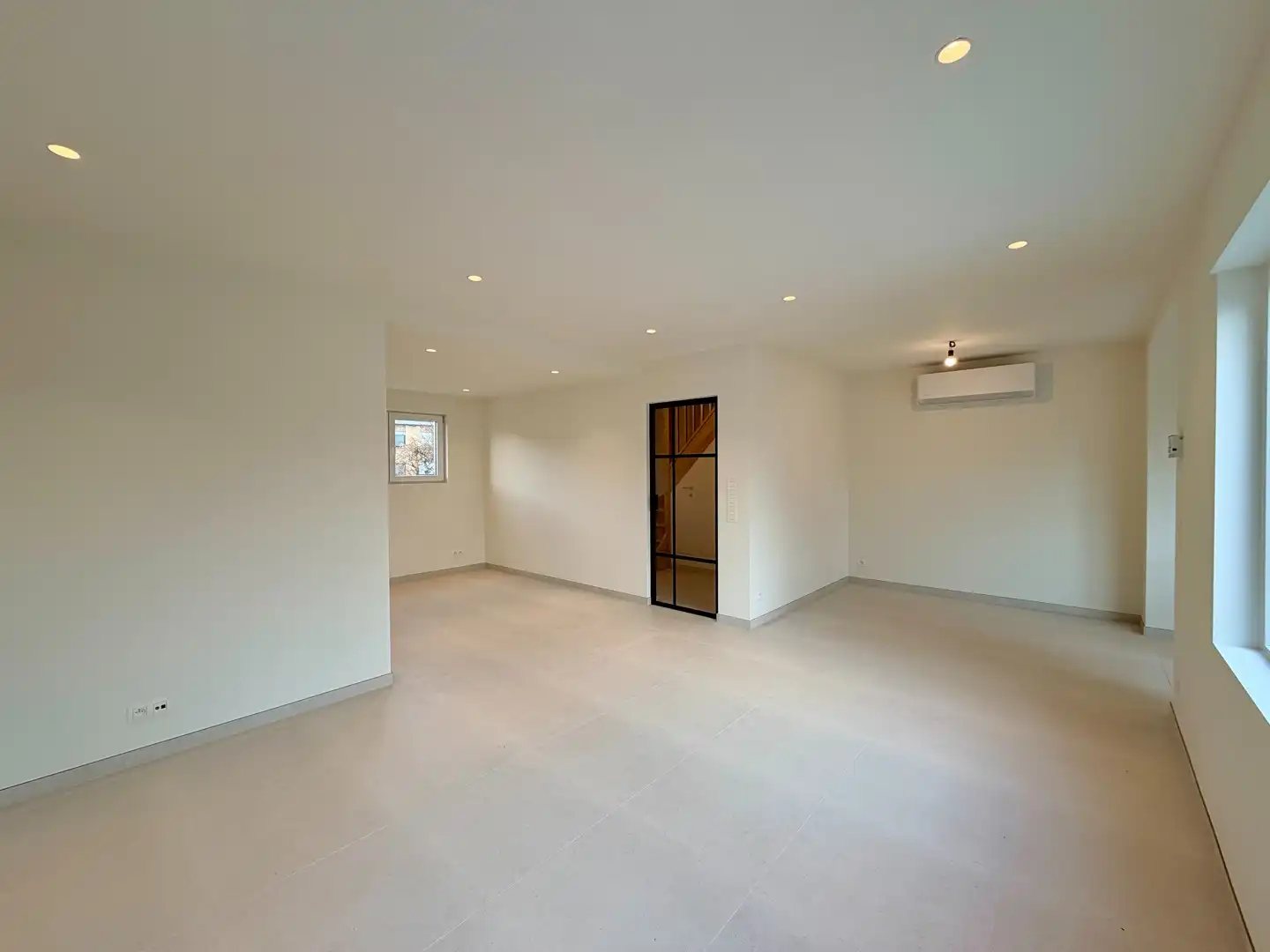 Volledig gerenoveerde woning met 3 slaapkamers en tuin te Izegem! foto 2