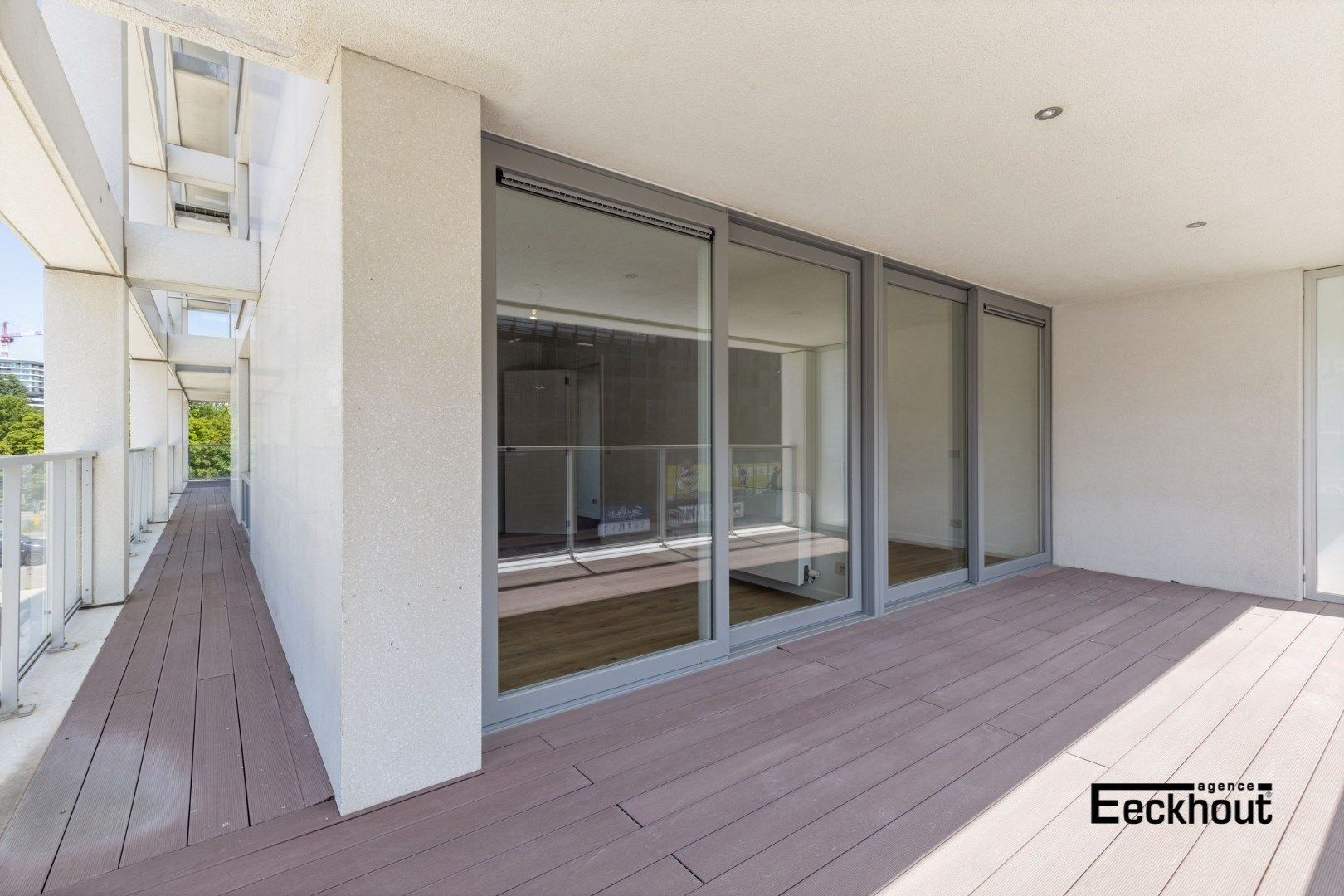 Luxe hoek-appartement met grote zonneterrassen rondom en vlakbij de zeedijk van Mariakerke! foto 13