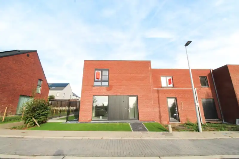 Ruime halfopen nieuwbouwwoning te Kortrijk foto 2
