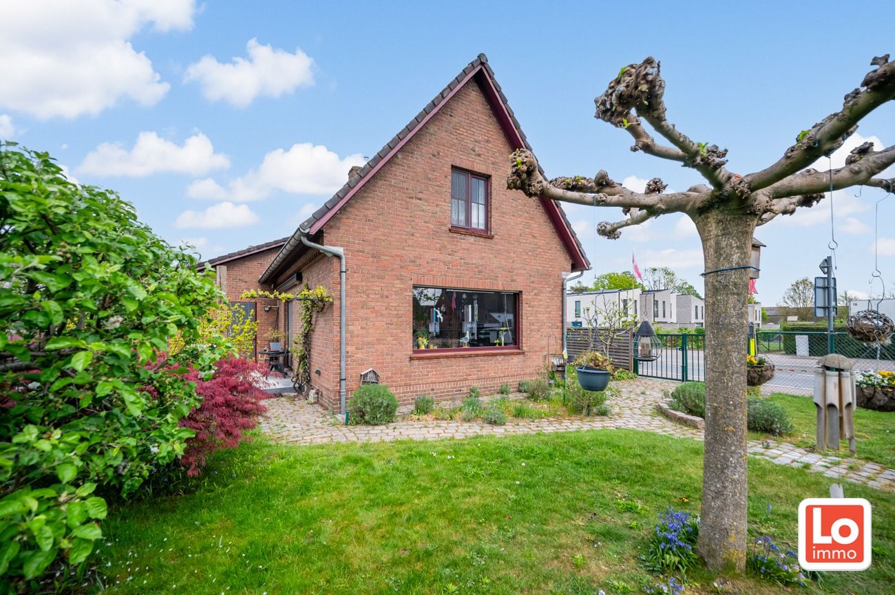Degelijke alleenstaande woning met inpandige garage gelegen op een strategische locatie vlakbij Beervelde Dorp en het Park van Beervelde! foto 13