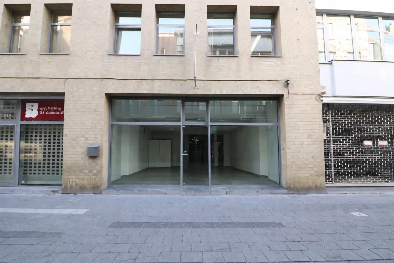 Ruim handelspand in de Molenstraat, pal in het centrum van Blankenberge.   foto 7