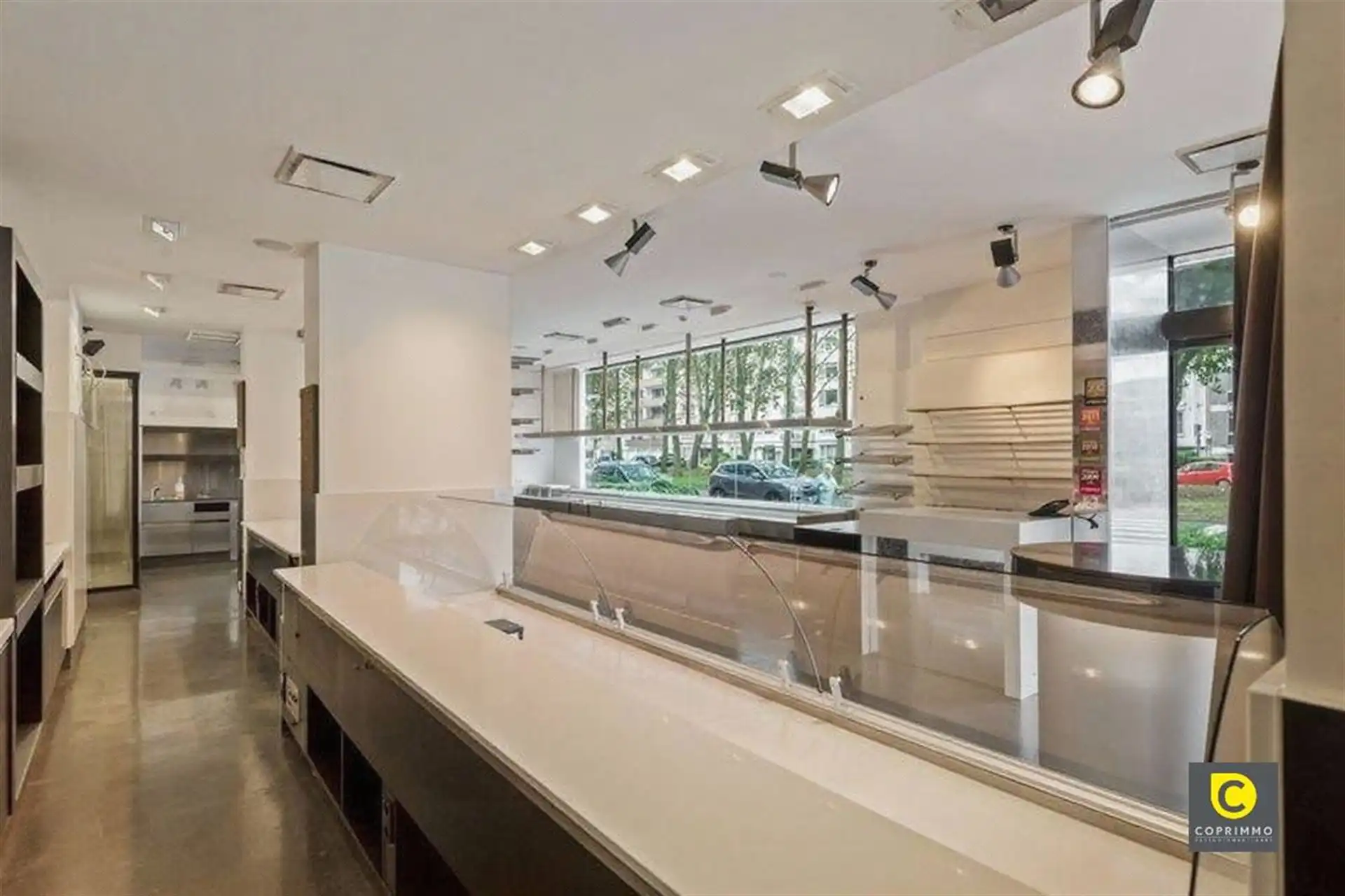 Ruim handelspand + P op zeer commerciële locatie! foto 5