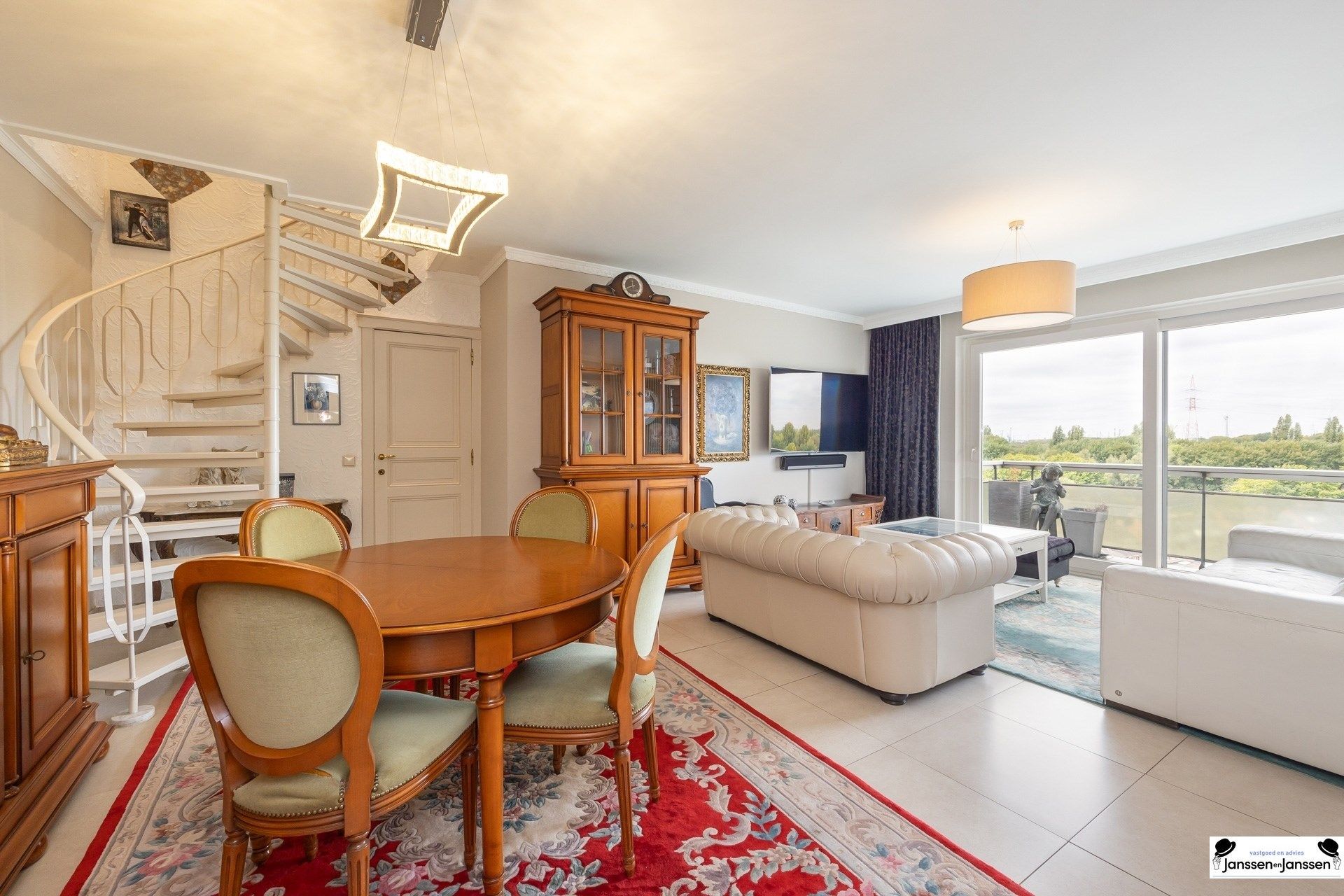 Uniek appartement met prachtig dakterras en panoramisch uitzicht foto 9