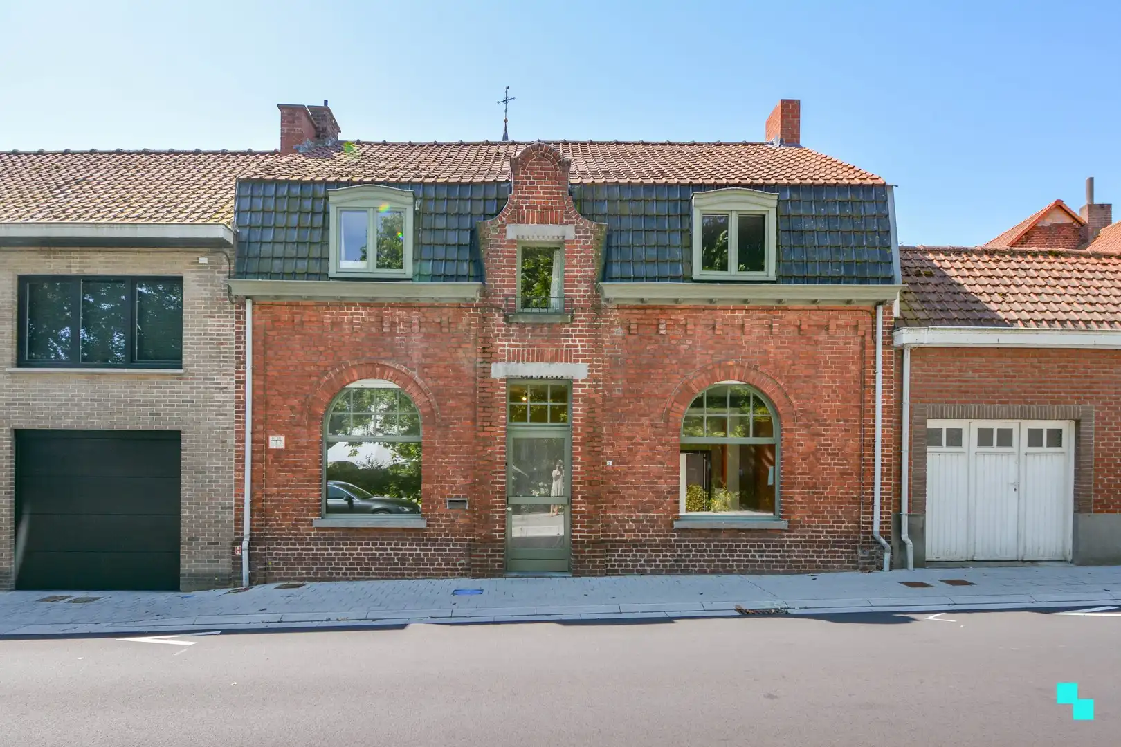 Te renoveren eengezinswoning in centrum Gits foto 2