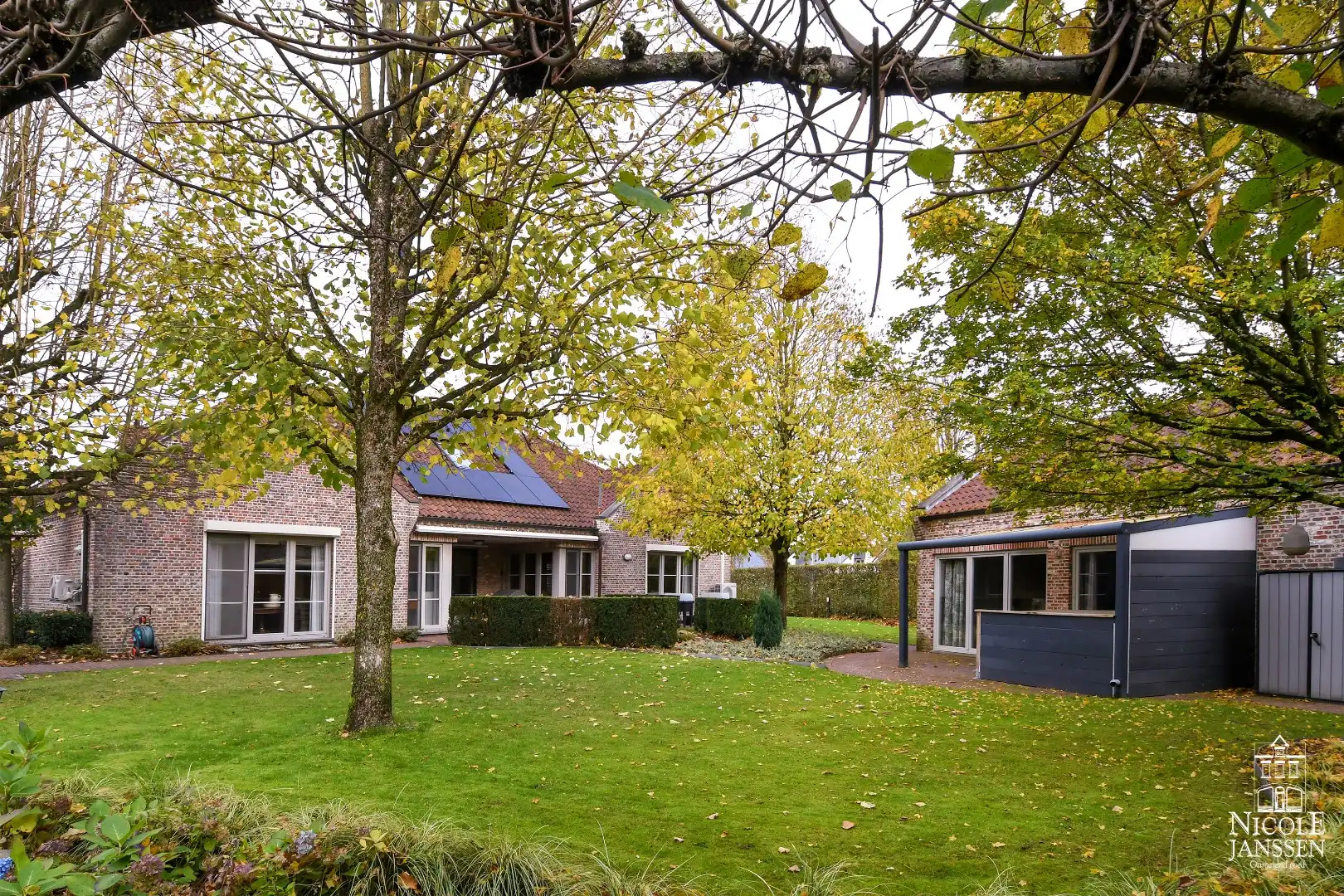 Instapklaar landhuis met tuin en interessant bijgebouw foto 2