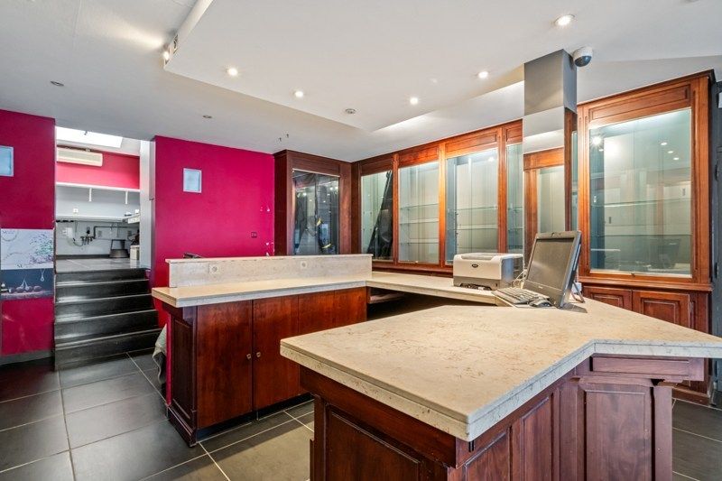 Uitstekend gelegen handelspand met woonst in Eernegem foto 8