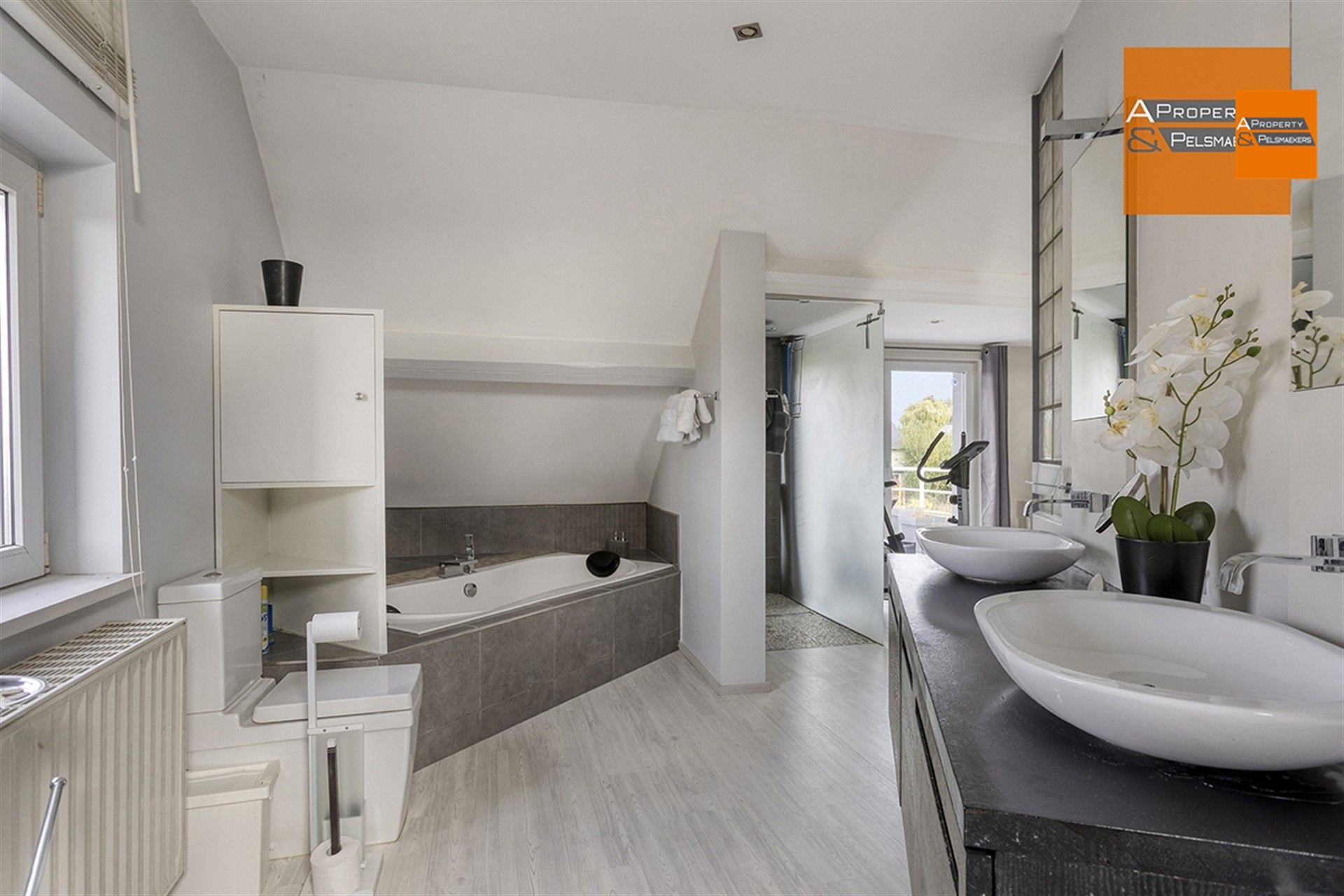 Ruime en instapklare woning met prachtige tuin in Duisburg foto 18