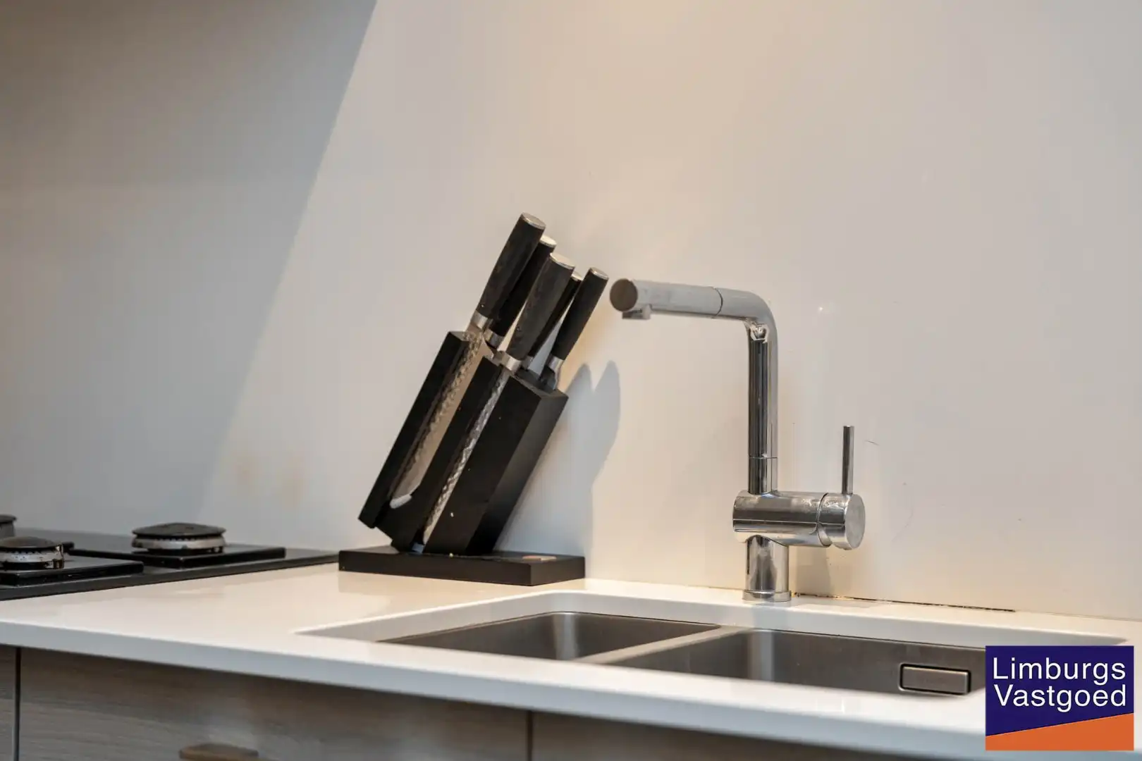 Stadswoning met 4 slpk, zuidgerichte tuin en garage, nabij kleine ring, station en Vredespark foto 11