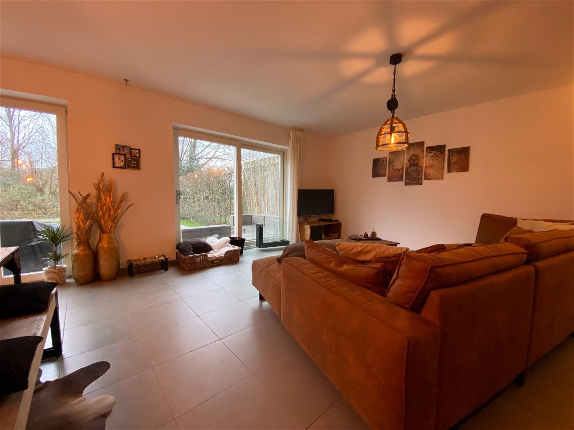 Rustig gelegen ruim gelijkvloers appartement in afgesloten privé domein . foto 3