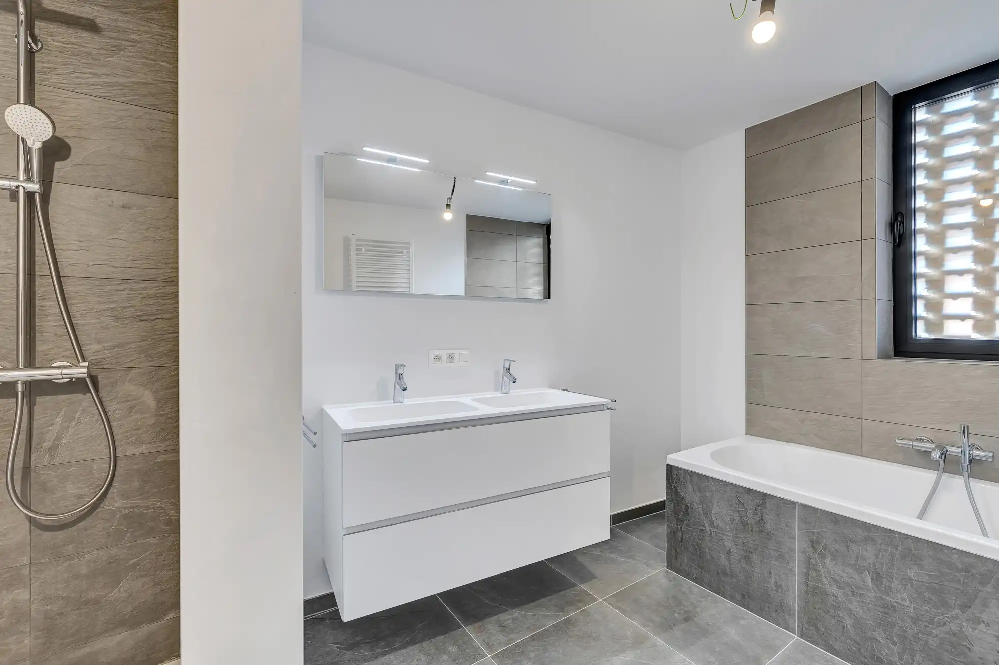 Volledig afgewerkte nieuwbouwwoning met 5 slaapkamers foto 18