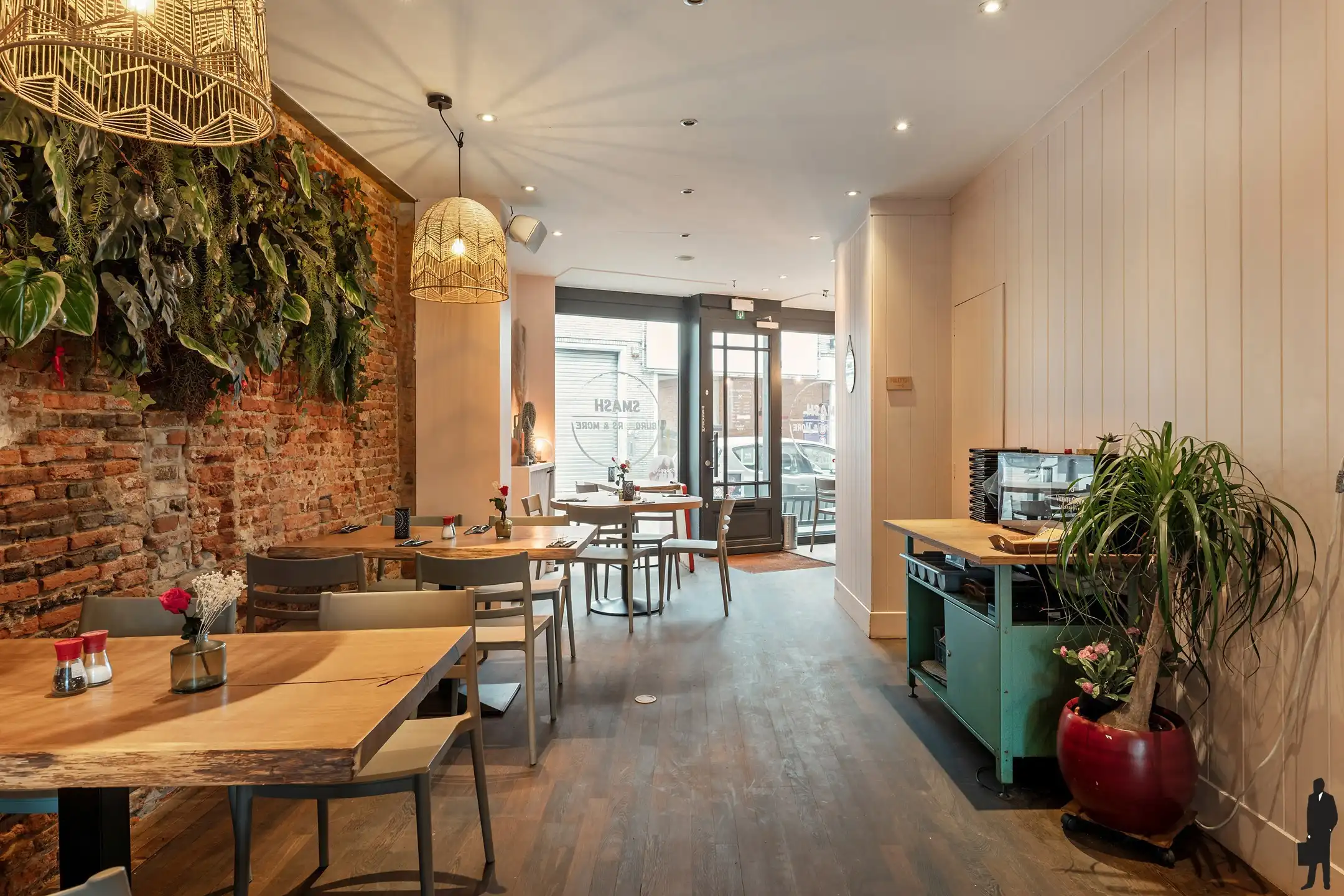 Handelszaak met ruim terras en bovenliggende woonst foto 2