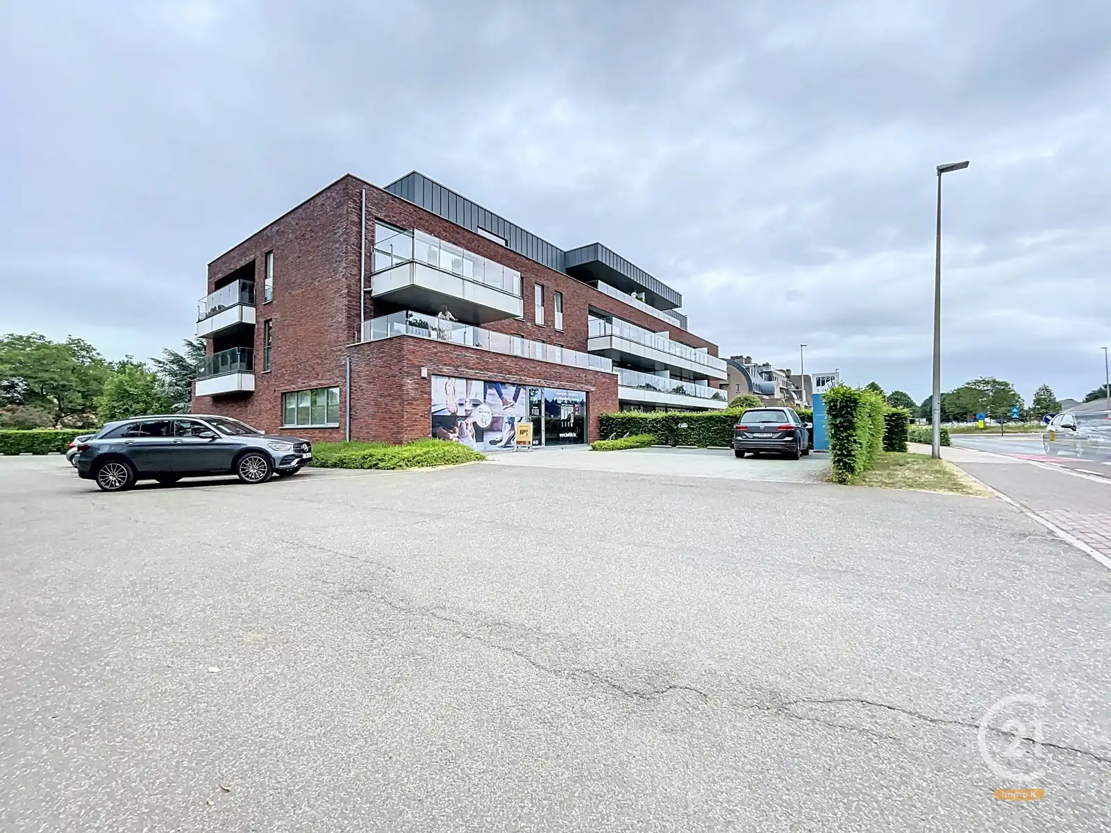 Commercieel gelegen handelsgelijkvloers met 3 privé-parkings foto 19