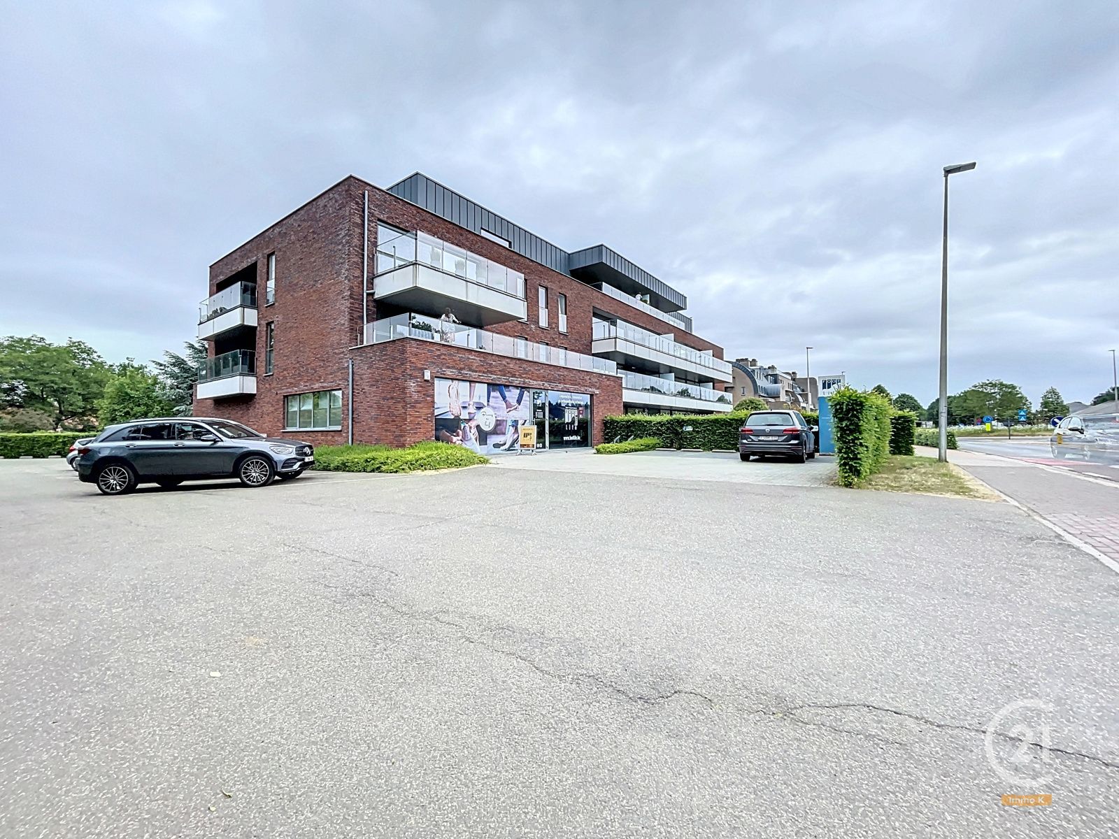 Commercieel gelegen handelsgelijkvloers met 3 privé-parkings foto 19