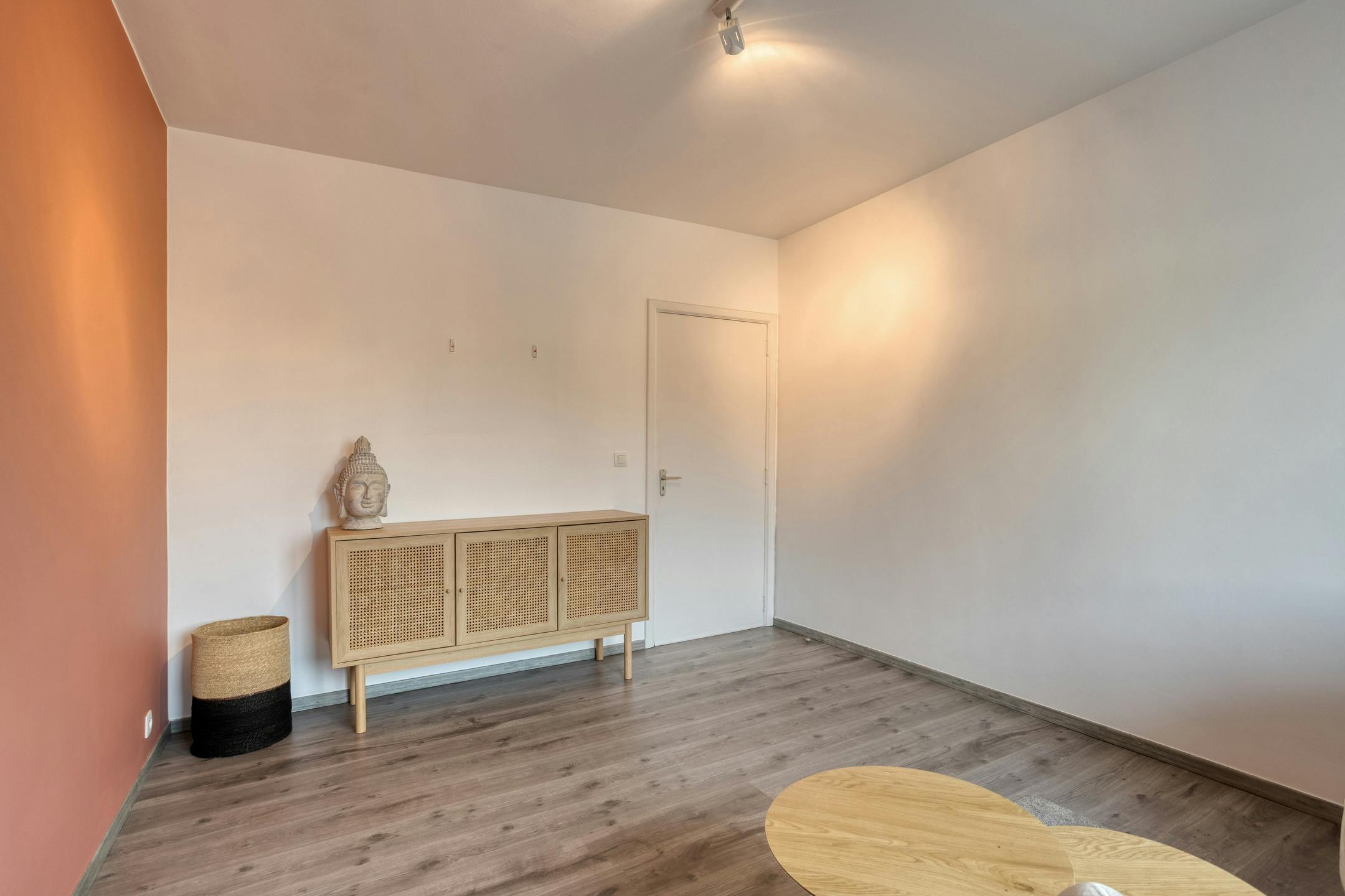 Totaal gerenoveerd appartement met 2 slaapkamers, terras en privé garagebox te centrum Strombeek foto 11