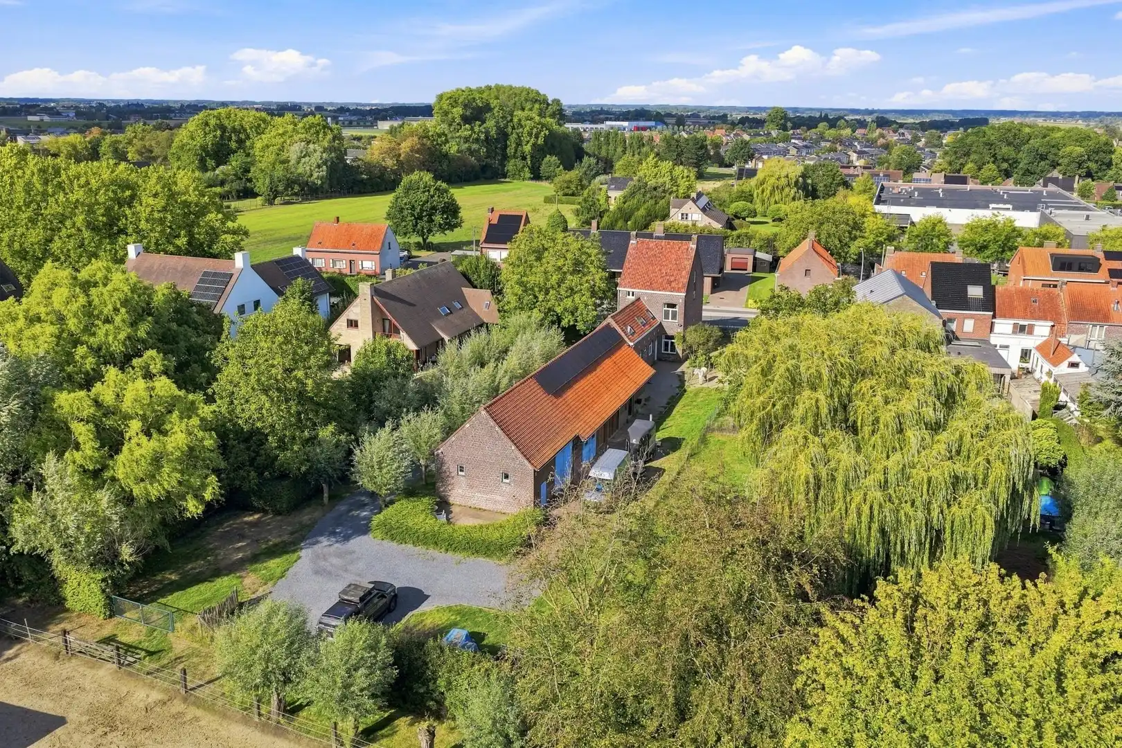 Karaktervol interbellum huis met bijgebouw én bouwgrond op 7.782 m² foto 3