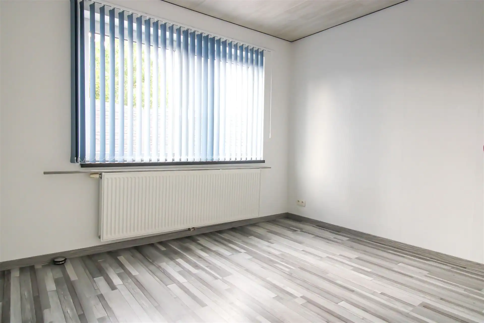 Instapklare gezinswoning met apart bijgebouw met eigen voorzieningen, 4 slaapkamers en inpandige garage op ruim perceel in hartje Maasmechelen! foto 23