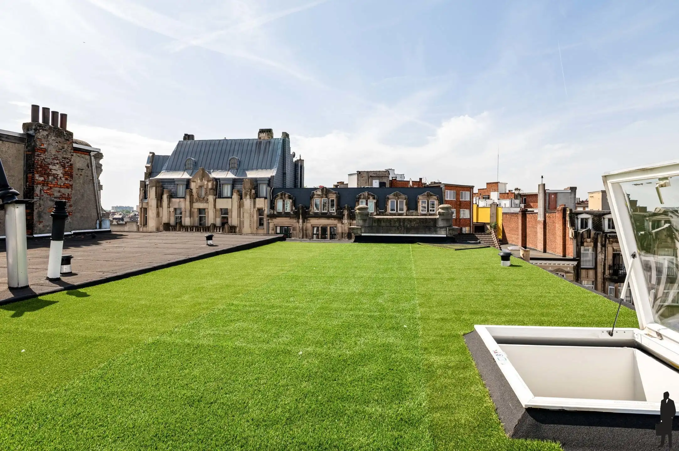 Gerenoveerd dakappartement met twee slaapkamers foto {{pictureIndex}}