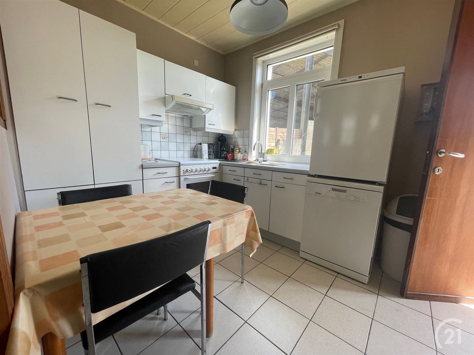 Op te frissen viergevelwoning met tuintje, stal en garage op 3are67 foto 8