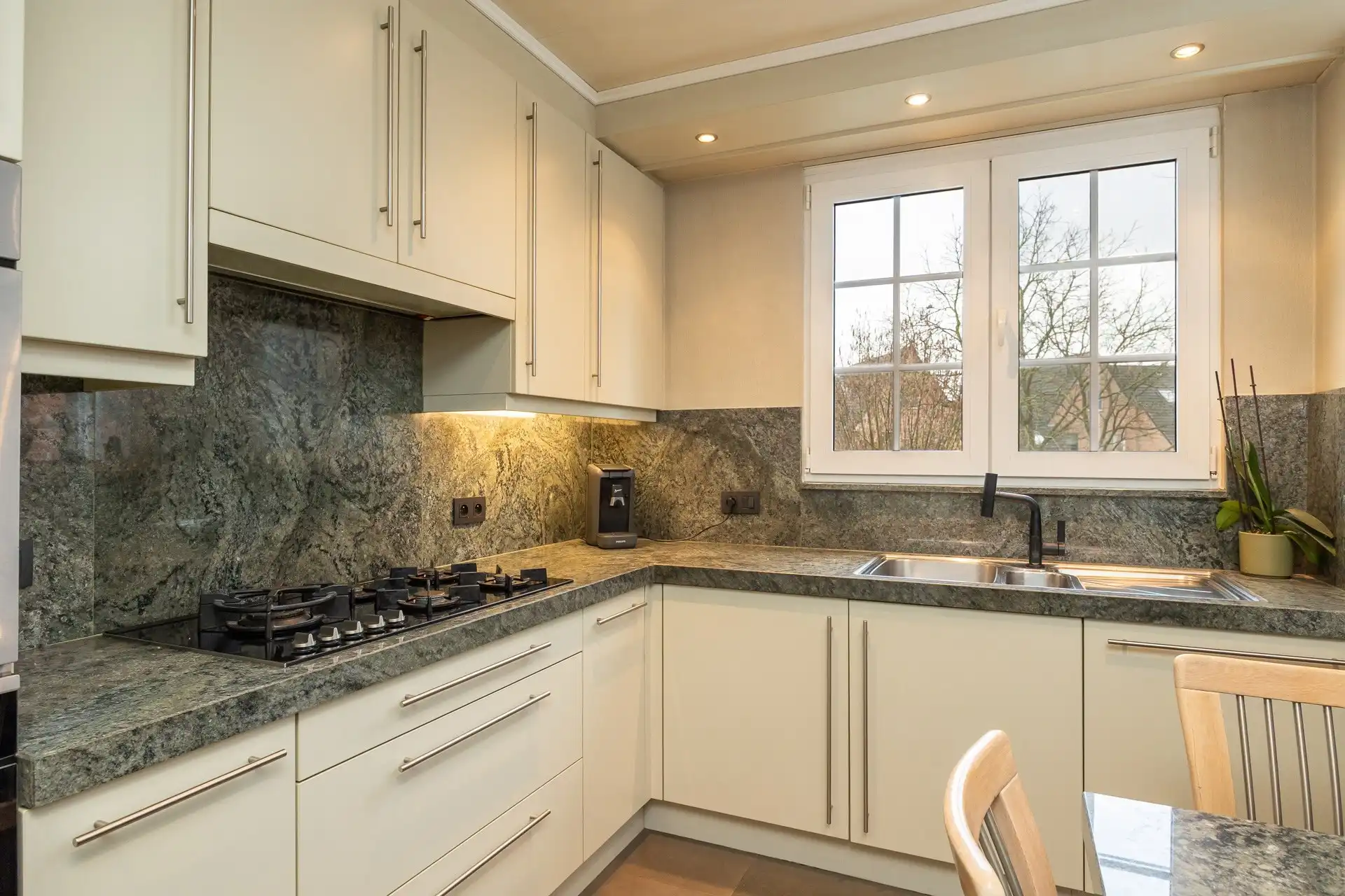 Ruime bel-etage (3-4 slpk) met garage en tuin in Wommelgem foto 5