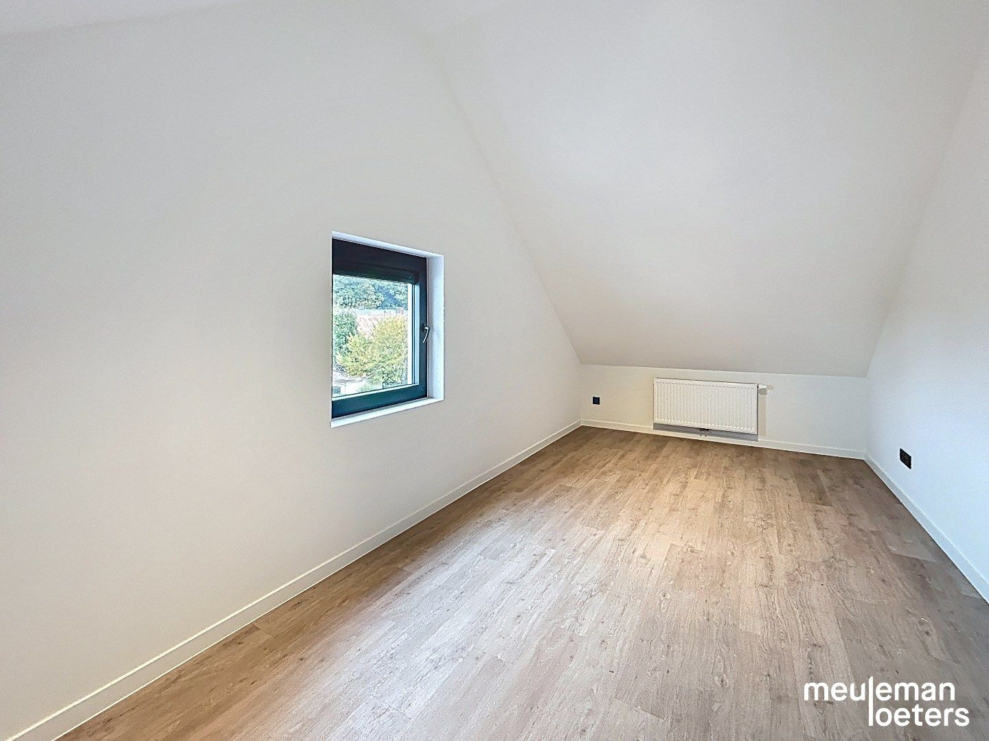 Instapklare woning met tuin en ruime garage foto 12