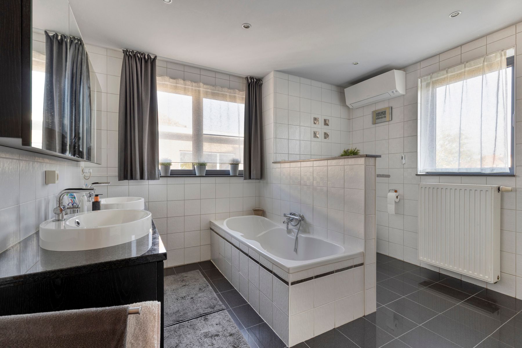 Ruime woning met 4 slaapkamers, garage en tuin foto 17