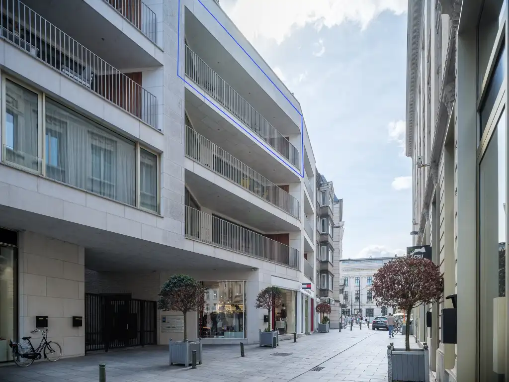 Luxueus tweeslaapkamerappartement met ruim terras en centrale ligging aan de Kouter. foto {{pictureIndex}}