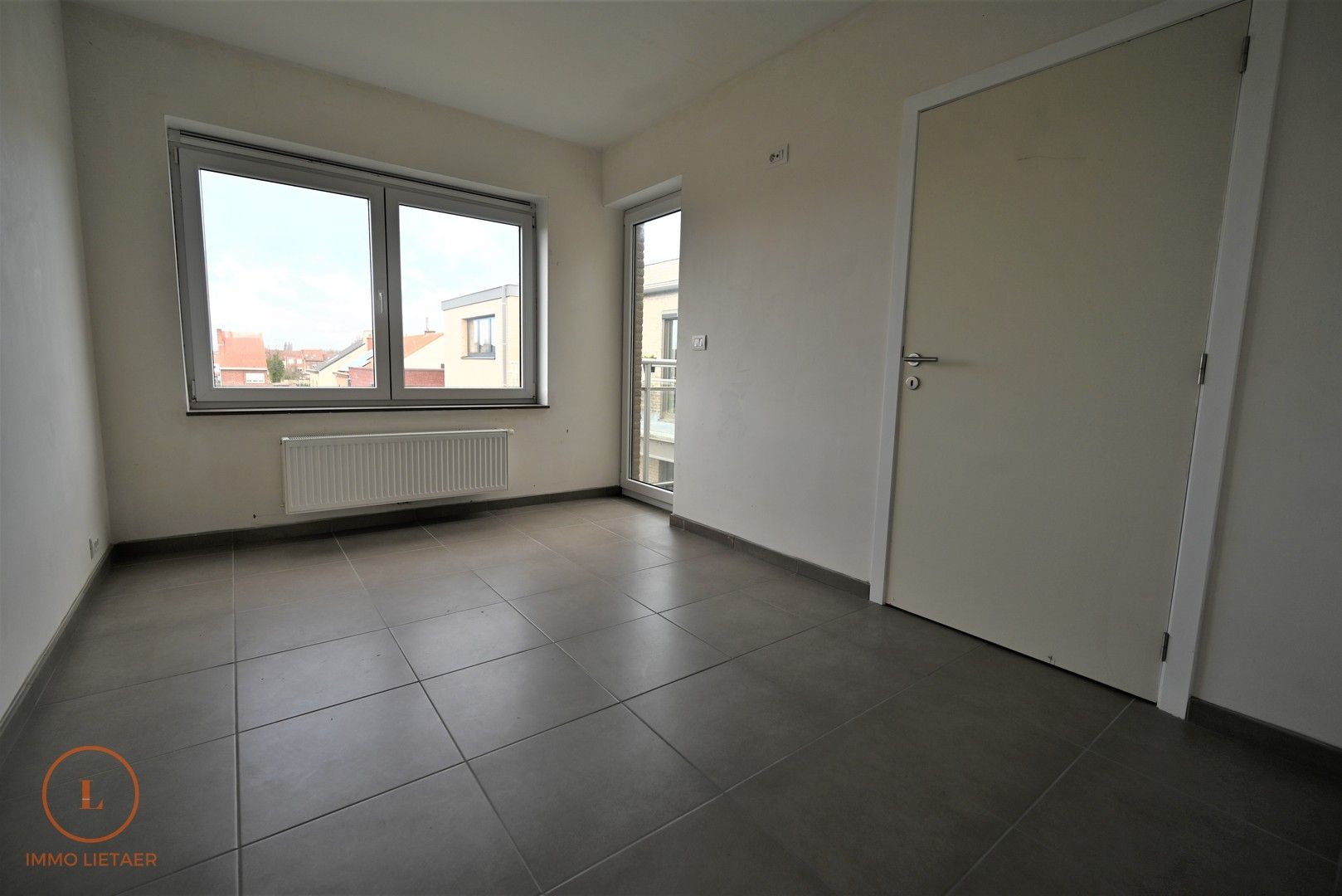 Nieuw appartement met veel lichtinval, 2 terrassen en een voorziene keuken op een centrale ligging in Wervik. foto 4