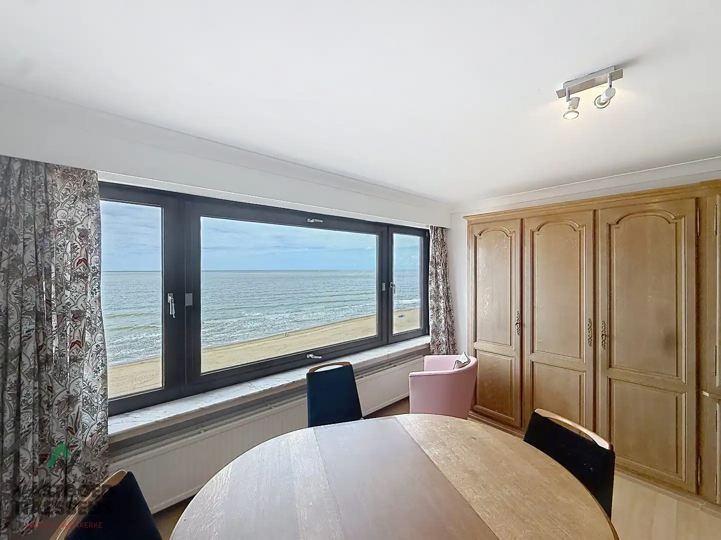 OP TE FRISSEN STUDIO MET ZICHT OP ZEE foto 9