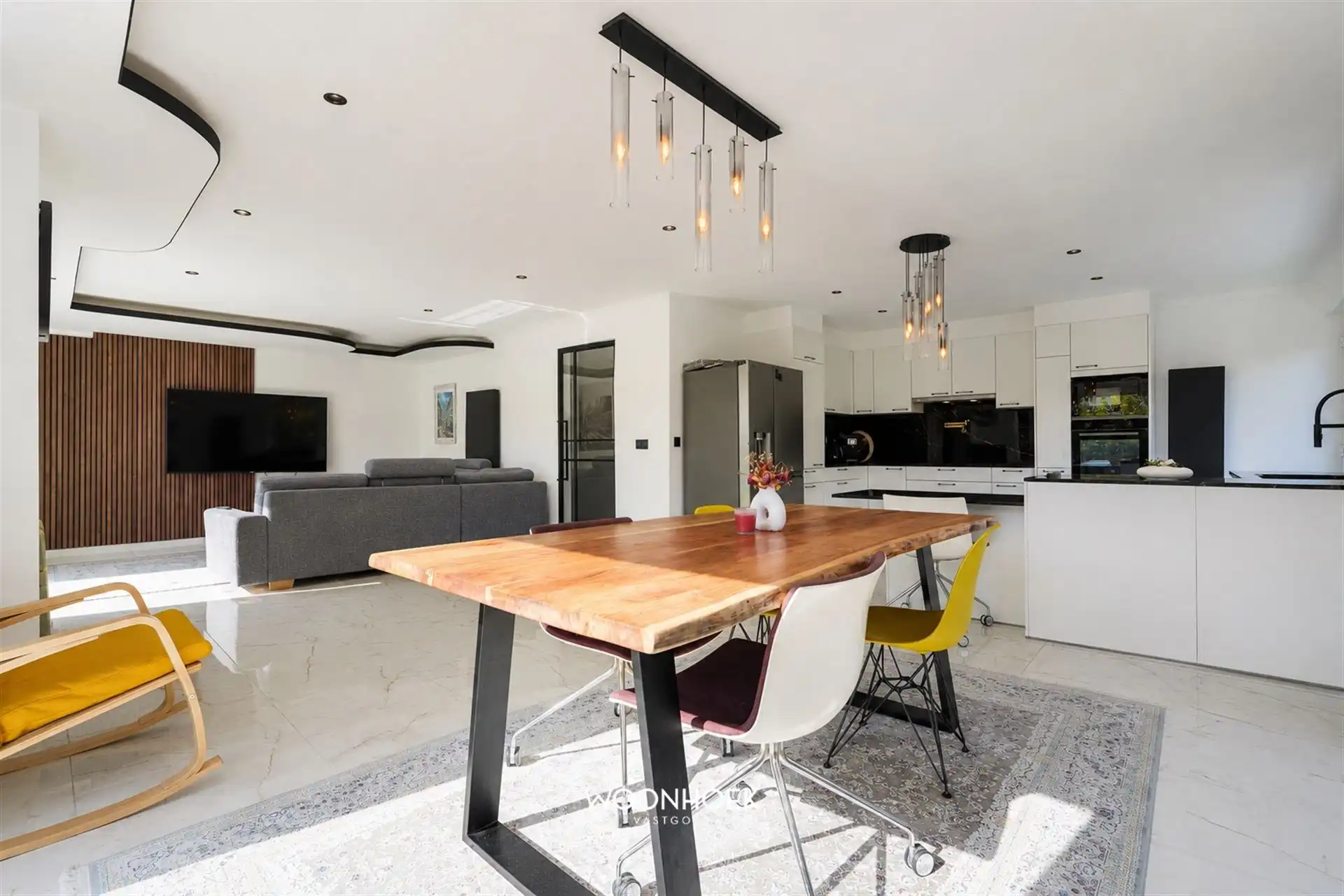 Gerenoveerde villa met bureau en 6 slaapkamers! foto 3