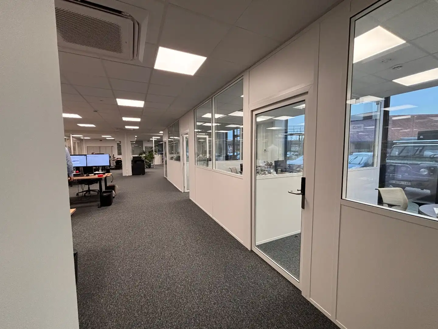 Modern en veelzijdig kantoorgebouw van 675m² te huur – Pottelberg foto 5