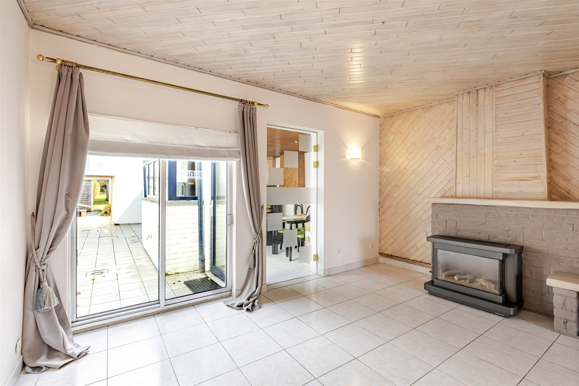 Gezellige rijwoning met uitzonderlijke grote tuin en externe garage in hartje Schellebelle foto 6