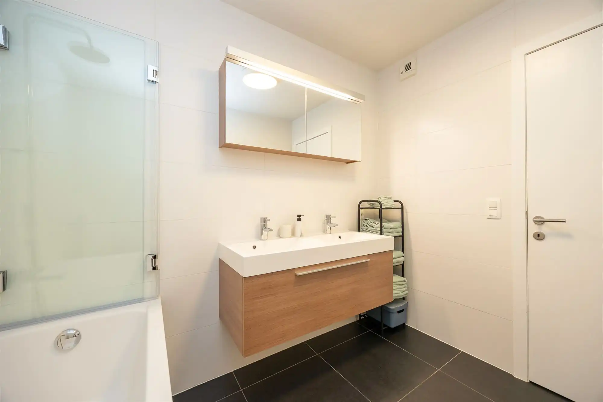 Instapklaar gelijkvloers appartement met tuin en carport foto 15