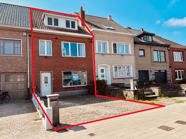 Hoofdfoto van de publicatie: CHARMANTE RIJWONING MET DRIE SLAAPKAMERS, TUIN EN VEEL POTENTIEEL