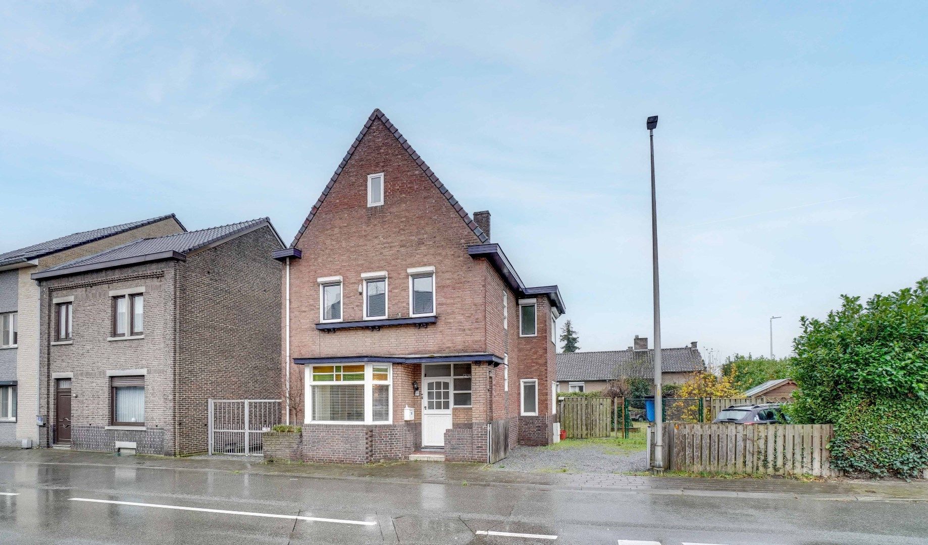 IN OPTIE ! OP TE FRISSEN WONING MET 3 SLPKS + UITBREIDINGSMOGELIJKHEDEN TE NEERHAREN !  foto {{pictureIndex}}